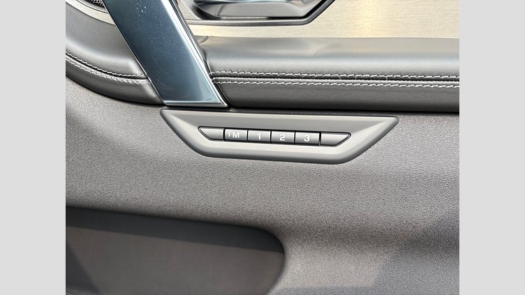 2024 認定中古車 Land Rover Discovery Sport フジホワイト プラグインハイブリッド（ガソリン） 標準ホイール Dynamic HSE