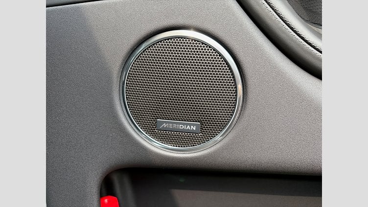 2024 認定中古車 Land Rover Discovery Sport フジホワイト プラグインハイブリッド（ガソリン） 標準ホイール Dynamic HSE