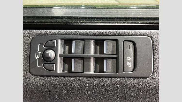 2015 認定中古車 Land Rover Discovery Sport Santorini Black 2.0 litre Si4 Petrol HSE
