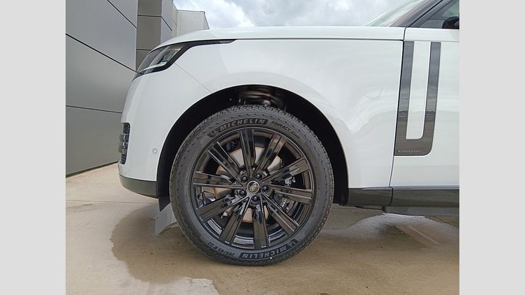 2025 SKLADOVÉ VOZIDLÁ Land Rover Range Rover Fuji White 3.0L I6 550PS  P550e PHEV Autobiography SWB AWD Auto 