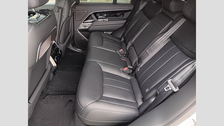 2025 SKLADOVÉ VOZIDLÁ Land Rover Range Rover Fuji White 3.0L I6 550PS  P550e PHEV Autobiography SWB AWD Auto 