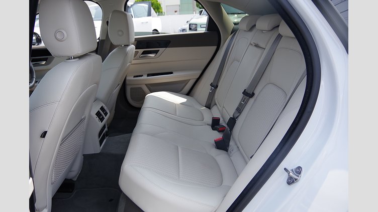 2017 認定中古車 Jaguar XF Yulong White 2.0P FR 2.0P KEI NISHIKORI EDITION