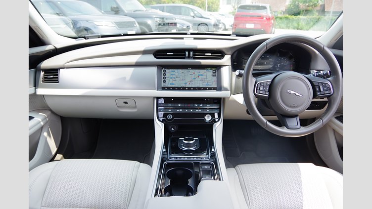 2017 認定中古車 Jaguar XF Yulong White 2.0P FR 2.0P KEI NISHIKORI EDITION