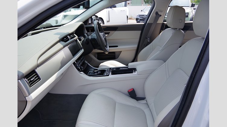 2017 認定中古車 Jaguar XF Yulong White 2.0P FR 2.0P KEI NISHIKORI EDITION