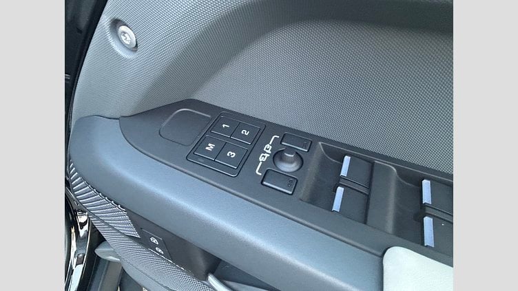 2023 認定中古車 Land Rover Defender 110 サントリーニブラック D300 AWD（AT） X-DYNAMIC HSE