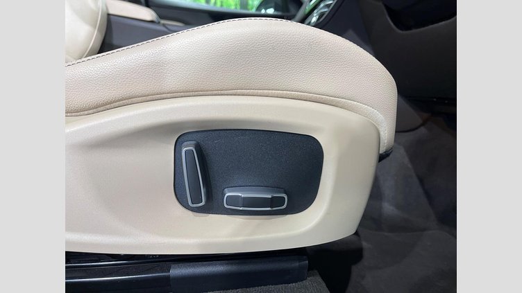 2019 認定中古車 Jaguar F-Pace Fuji White 2.0 litre i4D Diesel プレステージ
