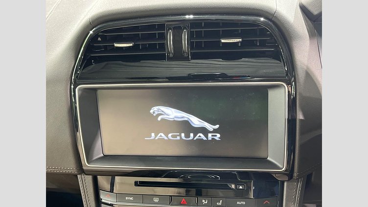 2019 認定中古車 Jaguar F-Pace Fuji White 2.0 litre i4D Diesel プレステージ