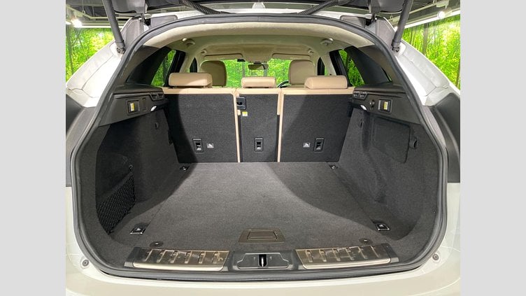 2019 認定中古車 Jaguar F-Pace Fuji White 2.0 litre i4D Diesel プレステージ