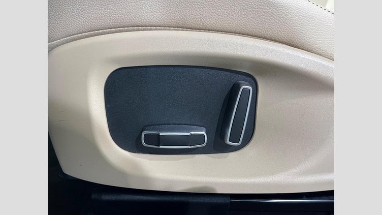 2019 認定中古車 Jaguar F-Pace Fuji White 2.0 litre i4D Diesel プレステージ