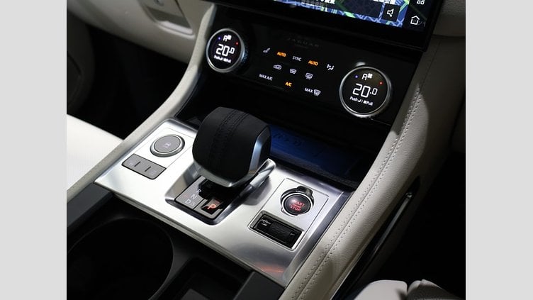 2022 認定中古車 Jaguar F-Pace ハクバシルバー P250 AWD（オートマチック） S