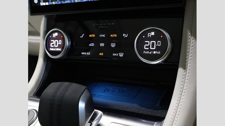 2022 認定中古車 Jaguar F-Pace ハクバシルバー P250 AWD（オートマチック） S