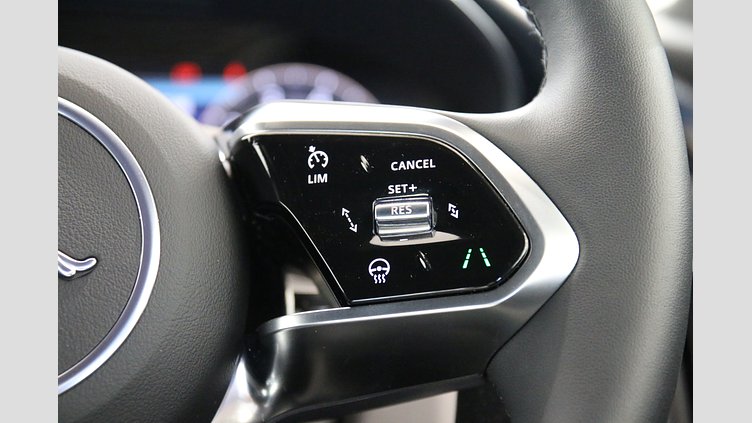 2024 認定中古車 Jaguar E-Pace オストゥーニパールホワイト P250（ガソリン） R-DYNAMIC SE