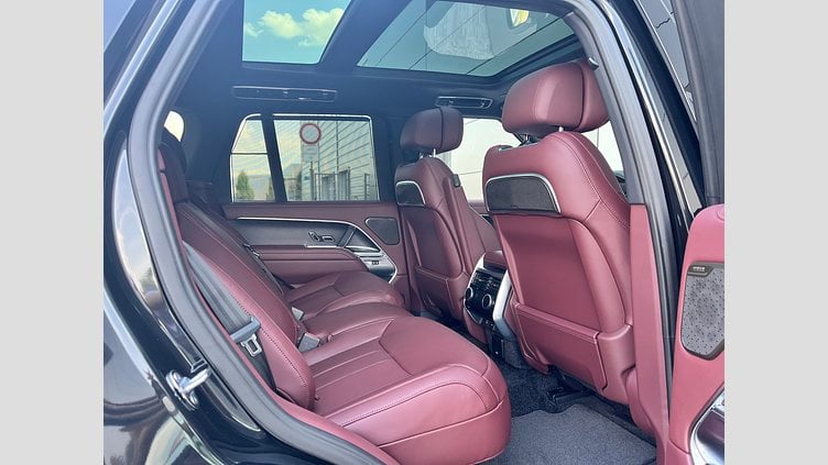 2025 SKLADOVÉ VOZIDLÁ Land Rover Range Rover Čierna Santorini P530 AWD Autobiography