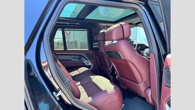 2025 SKLADOVÉ VOZIDLÁ Land Rover Range Rover Čierna Santorini P530 AWD Autobiography