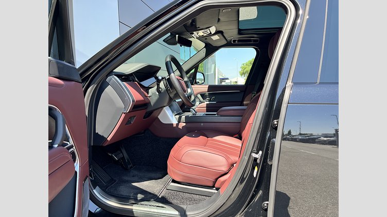 2025 SKLADOVÉ VOZIDLÁ Land Rover Range Rover Čierna Santorini P530 AWD Autobiography