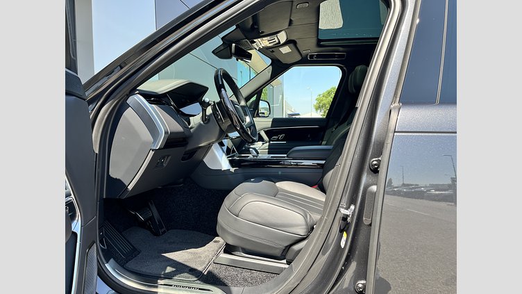 2025 SKLADOVÉ VOZIDLÁ Land Rover Range Rover Sivá Carpathian P550e PHEV AWD Autobiography