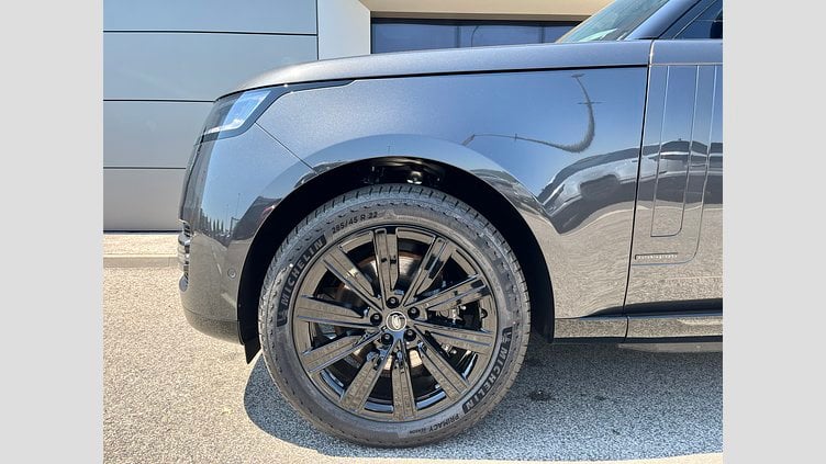 2025 SKLADOVÉ VOZIDLÁ Land Rover Range Rover Sivá Carpathian P550e PHEV AWD Autobiography