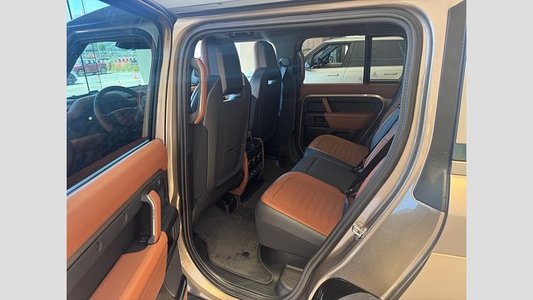 2025 SKLADOVÉ VOZIDLÁ Land Rover Defender 110 Petra Copper DEFENDER 110 OCTA