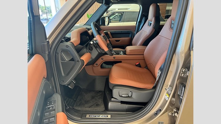 2025 SKLADOVÉ VOZIDLÁ Land Rover Defender 110 Petra Copper DEFENDER 110 OCTA