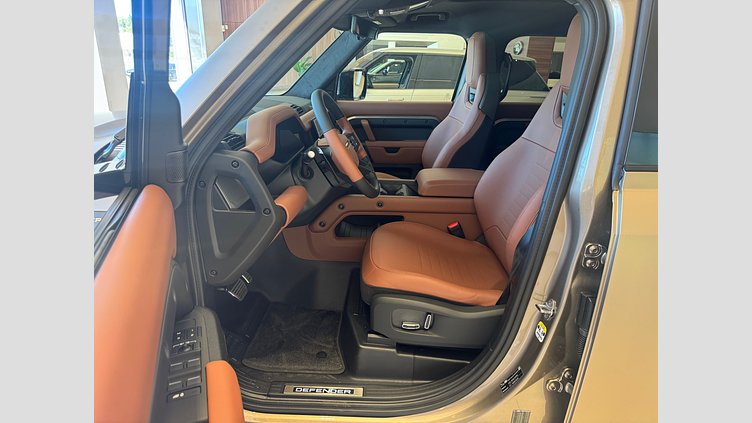 2025 SKLADOVÉ VOZIDLÁ Land Rover Defender 110 Petra Copper DEFENDER 110 OCTA