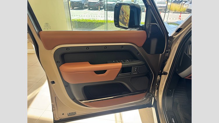 2025 SKLADOVÉ VOZIDLÁ Land Rover Defender 110 Petra Copper DEFENDER 110 OCTA