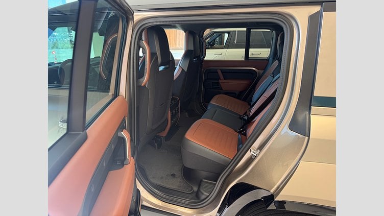 2025 SKLADOVÉ VOZIDLÁ Land Rover Defender 110 Petra Copper DEFENDER 110 OCTA