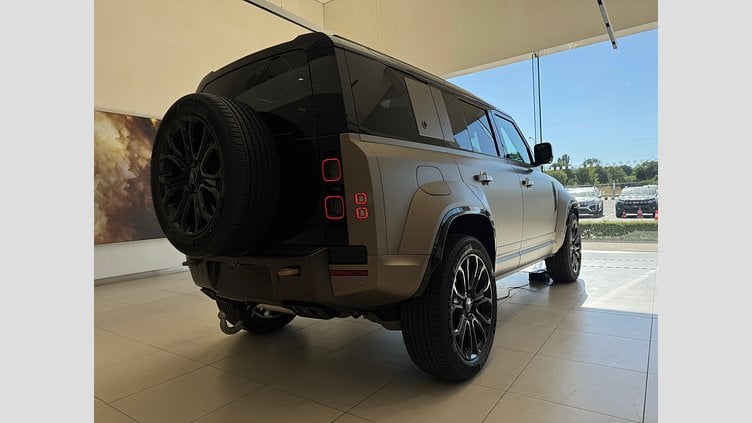2025 SKLADOVÉ VOZIDLÁ Land Rover Defender 110 Petra Copper DEFENDER 110 OCTA