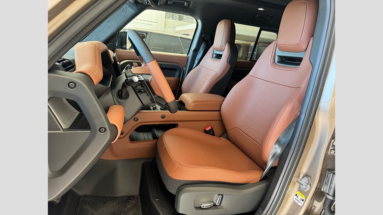 2025 SKLADOVÉ VOZIDLÁ Land Rover Defender 110 Petra Copper DEFENDER 110 OCTA