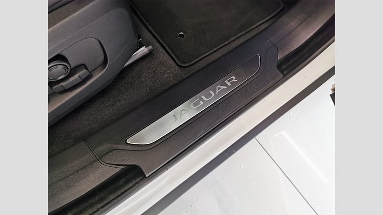 2023 認定中古車 Jaguar F-Pace オストゥーニパールホワイト D204 AWD（オートマチック）MHEV R-DYNAMIC SE