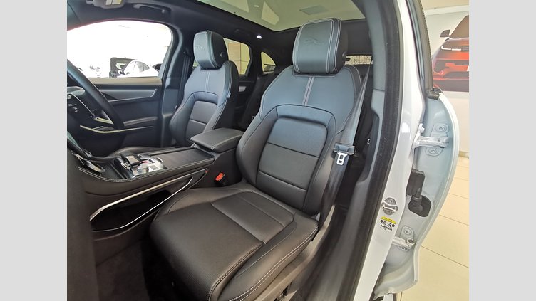 2023 認定中古車 Jaguar F-Pace オストゥーニパールホワイト D204 AWD（オートマチック）MHEV R-DYNAMIC SE