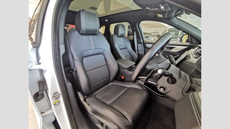 2023 認定中古車 Jaguar F-Pace オストゥーニパールホワイト D204 AWD（オートマチック）MHEV R-DYNAMIC SE