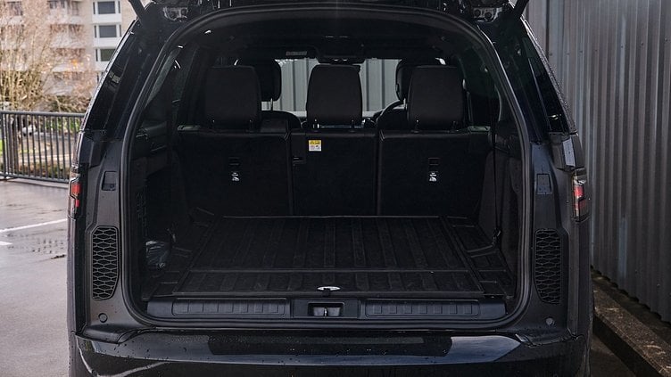 2025 Approved Land Rover Discovery Varesine Blue D250 Dynamic SE