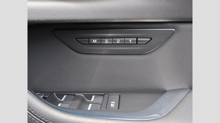 2019 認定中古車 Jaguar XE ユーロンホワイト P250 RWD AUTOMATIC 4 door Saloon S