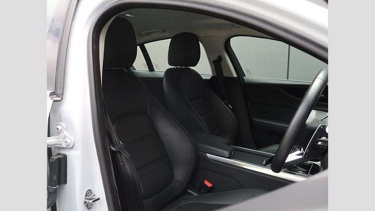 2019 認定中古車 Jaguar XE ユーロンホワイト P250 RWD AUTOMATIC 4 door Saloon S