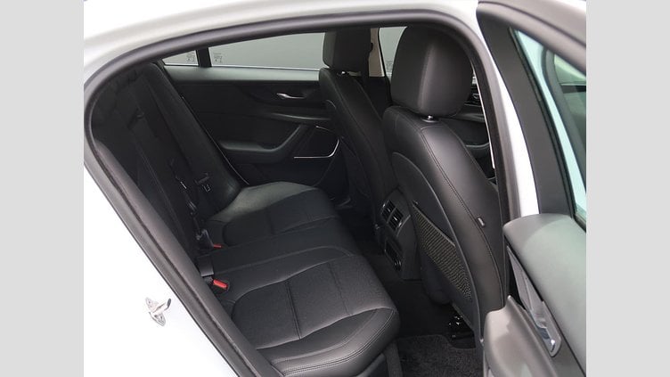 2019 認定中古車 Jaguar XE ユーロンホワイト P250 RWD AUTOMATIC 4 door Saloon S