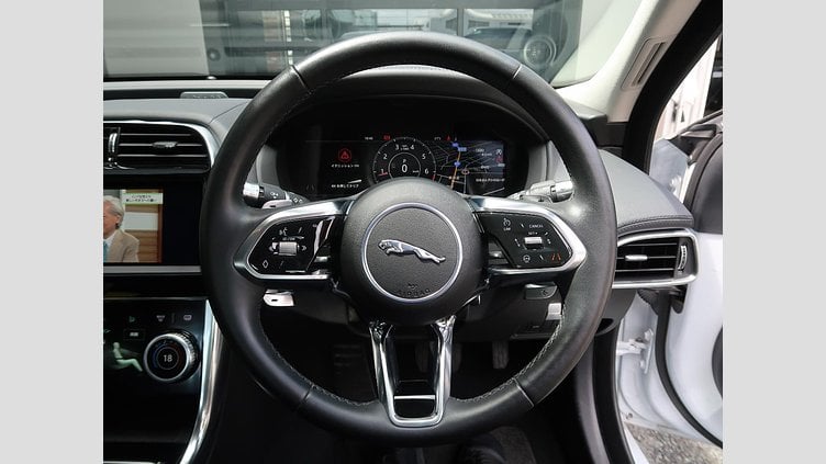 2019 認定中古車 Jaguar XE ユーロンホワイト P250 RWD AUTOMATIC 4 door Saloon S