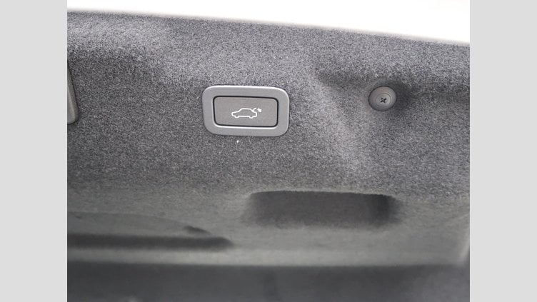 2019 認定中古車 Jaguar XE ユーロンホワイト P250 RWD AUTOMATIC 4 door Saloon S
