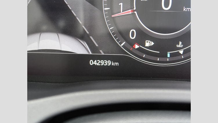 2019 認定中古車 Jaguar XE ユーロンホワイト P250 RWD AUTOMATIC 4 door Saloon S