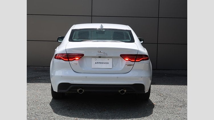 2019 認定中古車 Jaguar XE ユーロンホワイト P250 RWD AUTOMATIC 4 door Saloon S