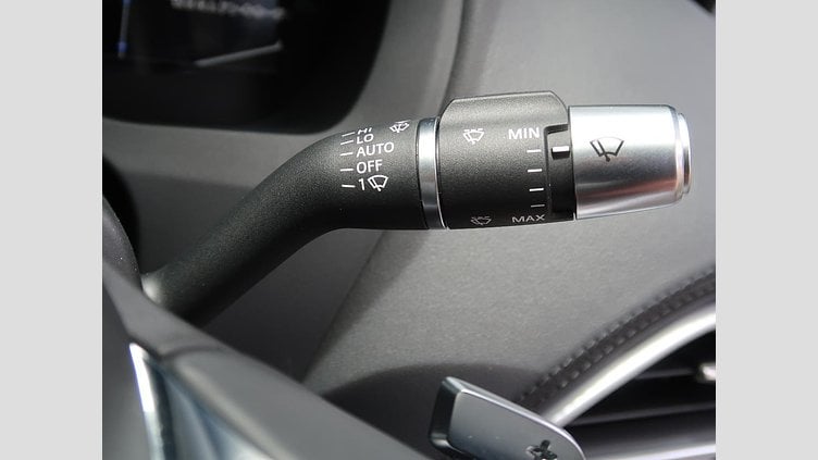 2019 認定中古車 Jaguar XE ユーロンホワイト P250 RWD AUTOMATIC 4 door Saloon S