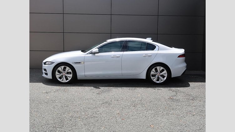 2019 認定中古車 Jaguar XE ユーロンホワイト P250 RWD AUTOMATIC 4 door Saloon S