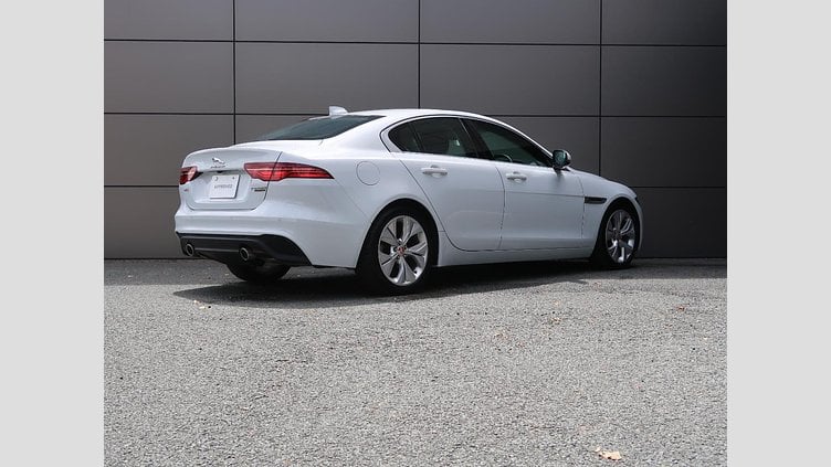 2019 認定中古車 Jaguar XE ユーロンホワイト P250 RWD AUTOMATIC 4 door Saloon S