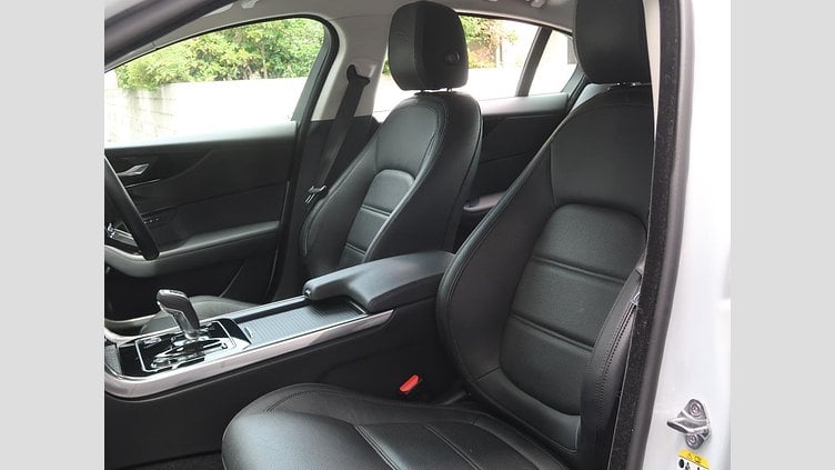 2019 認定中古車 Jaguar XE ユーロンホワイト P250 RWD AUTOMATIC 4 door Saloon S