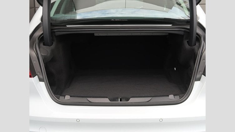 2019 認定中古車 Jaguar XE ユーロンホワイト P250 RWD AUTOMATIC 4 door Saloon S
