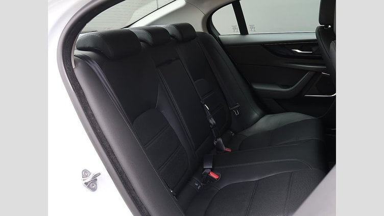 2019 認定中古車 Jaguar XE ユーロンホワイト P250 RWD AUTOMATIC 4 door Saloon S
