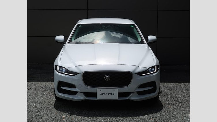 2019 認定中古車 Jaguar XE ユーロンホワイト P250 RWD AUTOMATIC 4 door Saloon S