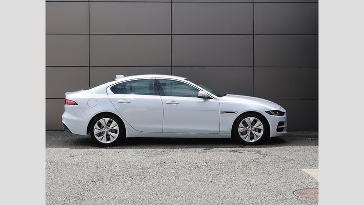 2019 認定中古車 Jaguar XE ユーロンホワイト P250 RWD AUTOMATIC 4 door Saloon S