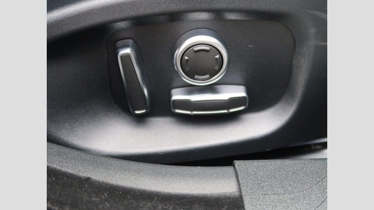 2019 認定中古車 Jaguar XE ユーロンホワイト P250 RWD AUTOMATIC 4 door Saloon S