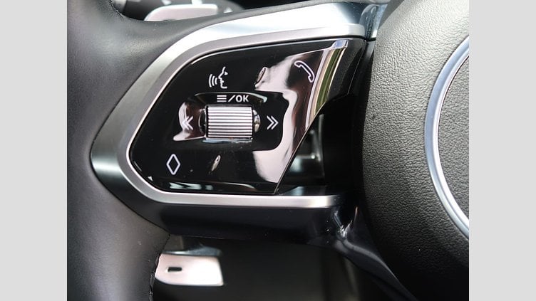 2019 認定中古車 Jaguar XE ユーロンホワイト P250 RWD AUTOMATIC 4 door Saloon S
