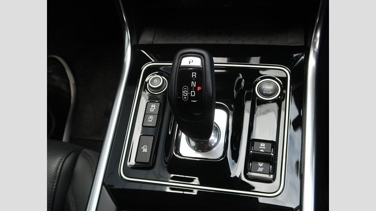 2019 認定中古車 Jaguar XE ユーロンホワイト P250 RWD AUTOMATIC 4 door Saloon S